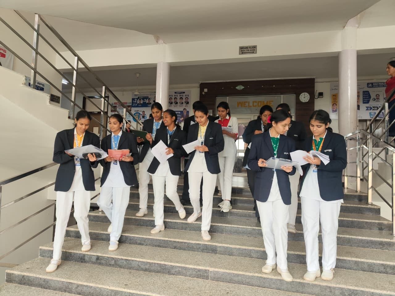 फोटो संख्या:65- हैप्पी स्कूल परीक्षा केंद्र पर विद्यार्थियों की जांच कर भेजती--संवाद फोटो संख्या:65- हैप्पी स्कूल परीक्षा केंद्र पर विद्यार्थियों की जांच कर भेजती--संवाद