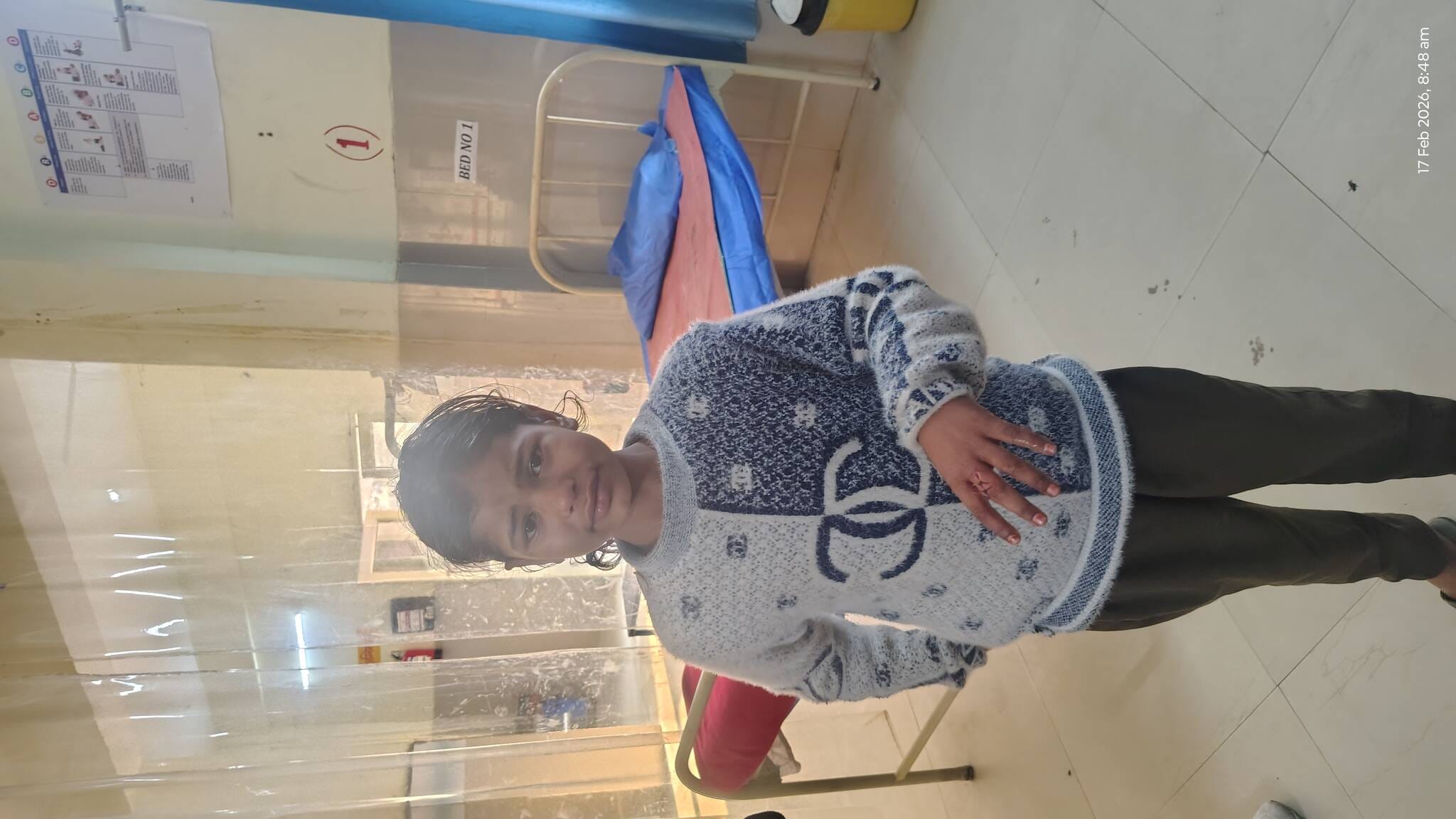 गांव बसीकलां में मृतका बच्ची व घायल महिला के घर के बाहर एकत्रित ग्रामीण । घायल महिला का मकान । 