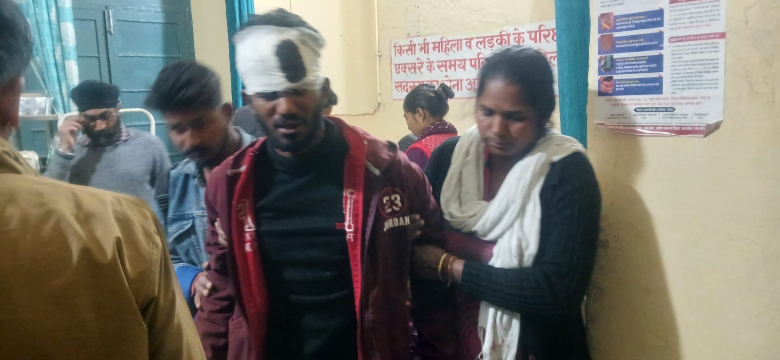 हस्तिनापुर  में टेंपो हादसे में घायल लोग स्रोत संवाद
