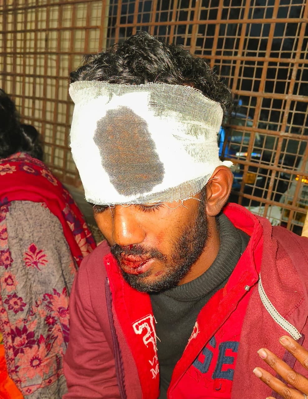 हस्तिनापुर  में टेंपो हादसे में घायल लोग स्रोत संवाद