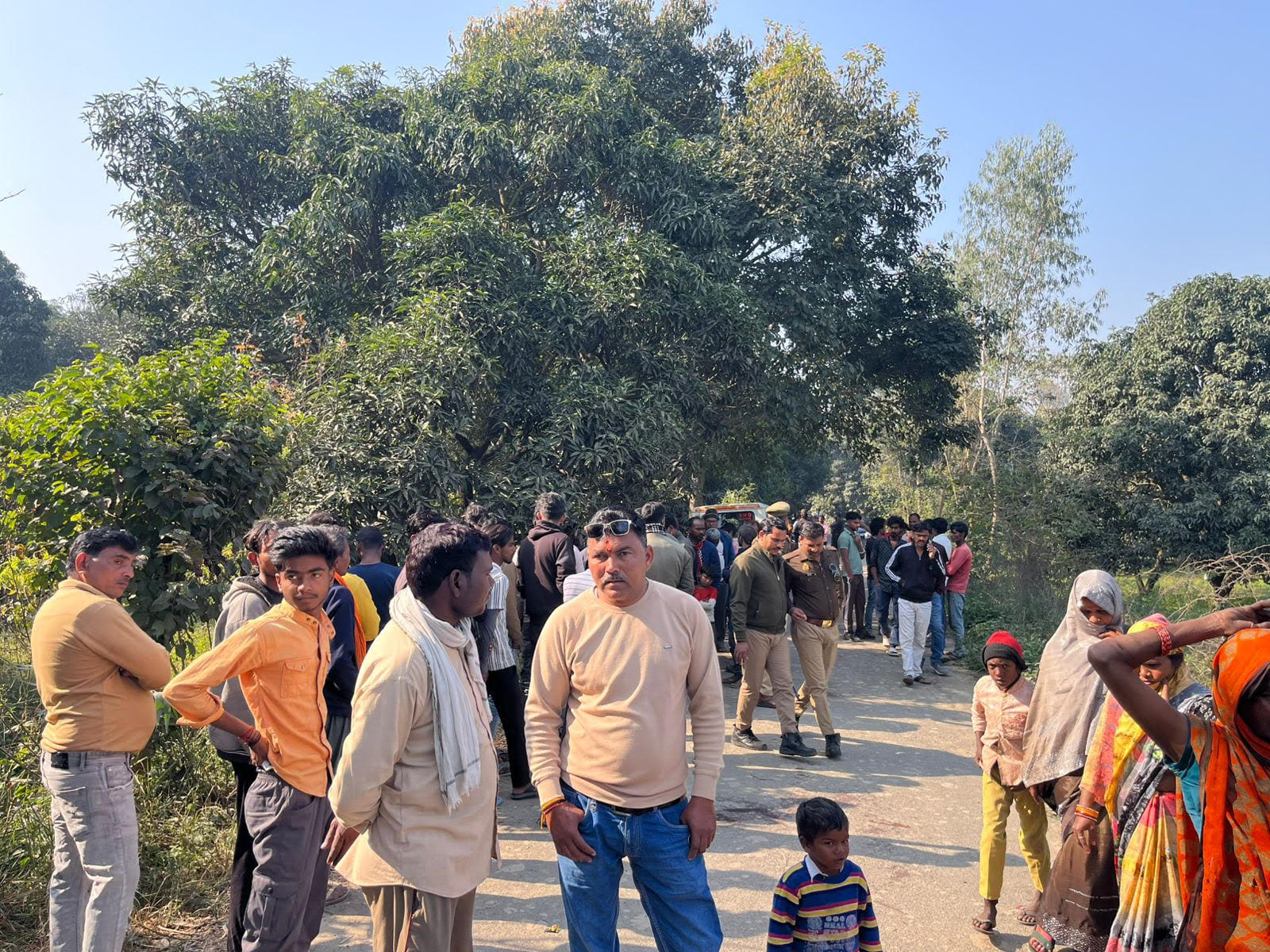 काकोरी के लालताखेड़ा गांव हत्या के बाद मौजूद पर मौजूद ग्रामीण, सड़क पर फैला खून का निशान व रोते काकोरी के लालताखेड़ा गांव हत्या के बाद मौजूद पर मौजूद ग्रामीण, सड़क पर फैला खून का निशान व रोते
