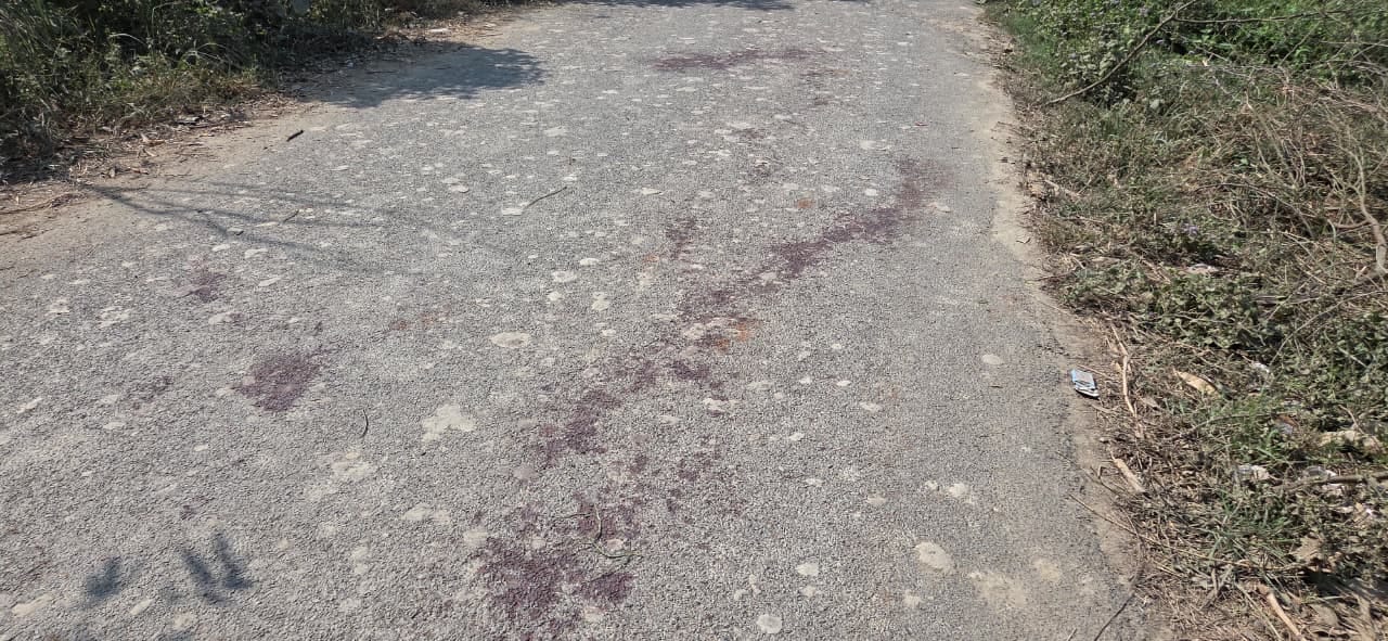 काकोरी के लालताखेड़ा गांव हत्या के बाद मौजूद पर मौजूद ग्रामीण, सड़क पर फैला खून का निशान व रोते काकोरी के लालताखेड़ा गांव हत्या के बाद मौजूद पर मौजूद ग्रामीण, सड़क पर फैला खून का निशान व रोते