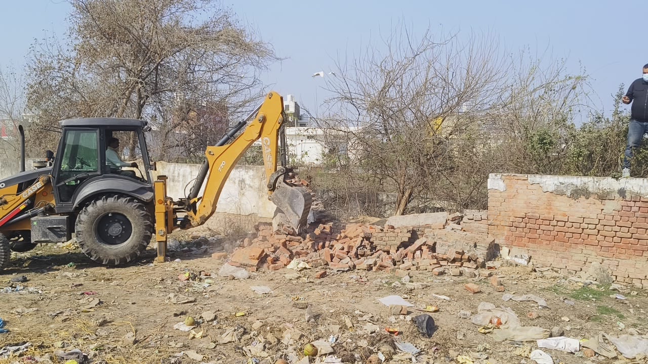 कुरुक्षेत्र। शव को दीवार पर चढ़कर बाहर निकालने का प्रयास करते आस-पास के लोग। संवाद कुरुक्षेत्र। शव को दीवार पर चढ़कर बाहर निकालने का प्रयास करते आस-पास के लोग। संवाद