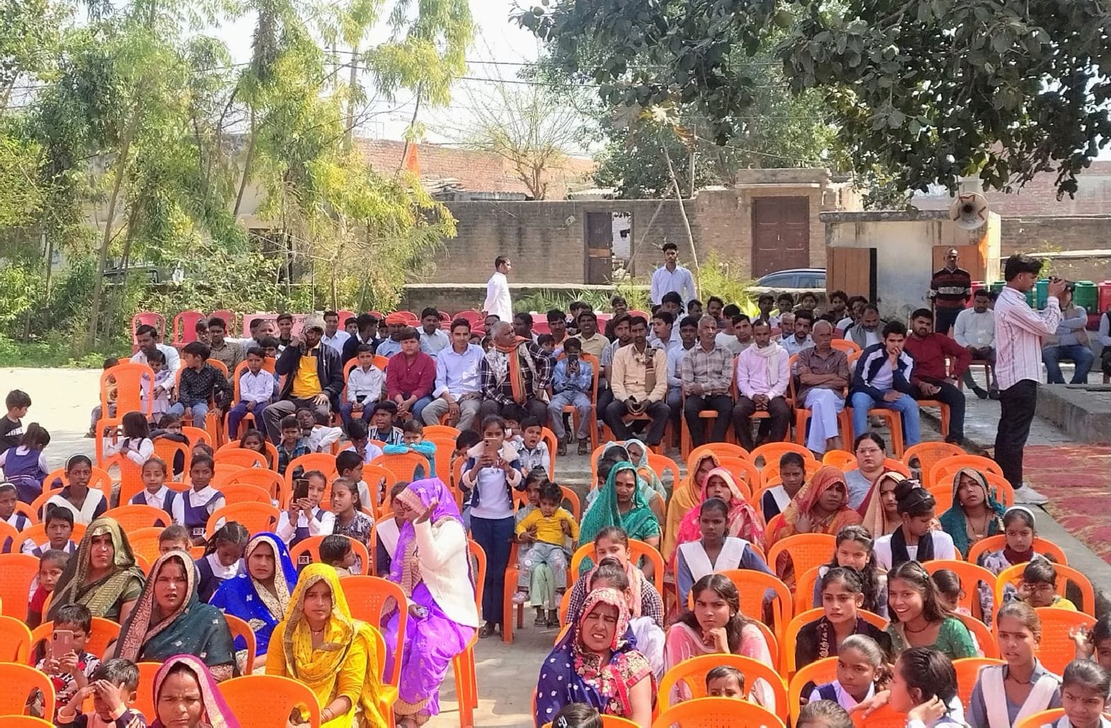 मंच पर मौजूद वक्ता, सनातनियों को संबोधित करते हुए।संवाद