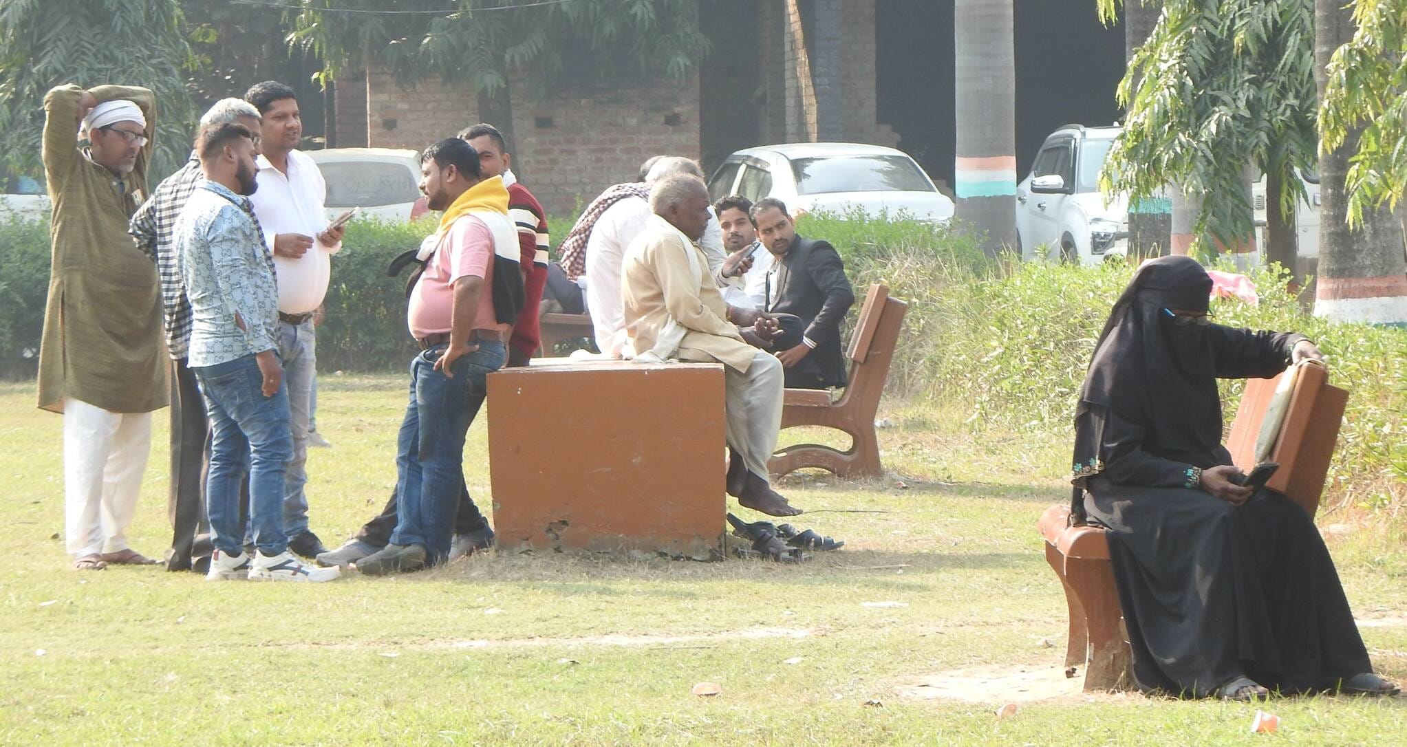मेडिकल कालेज के ओपीडी में बच्चे के  स्वास्थ्य की जानकारी लेते चर्म रोग विशेषज्ञ डॉॅ. अरफुल खान।