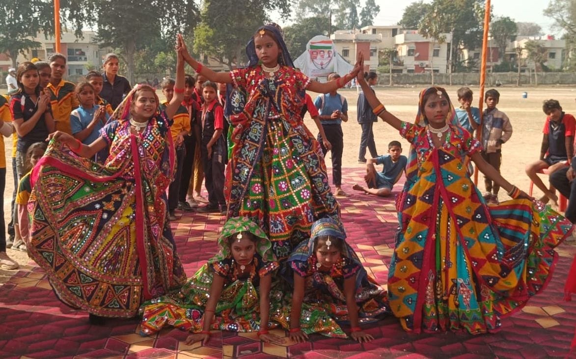 मंडलीय खेलकूद में शाहजहांपुर को ओवरऑल चैंपियन की ट्रॉफी देते राज्यसभा सांसद मिथिलेश कुमार। स्र