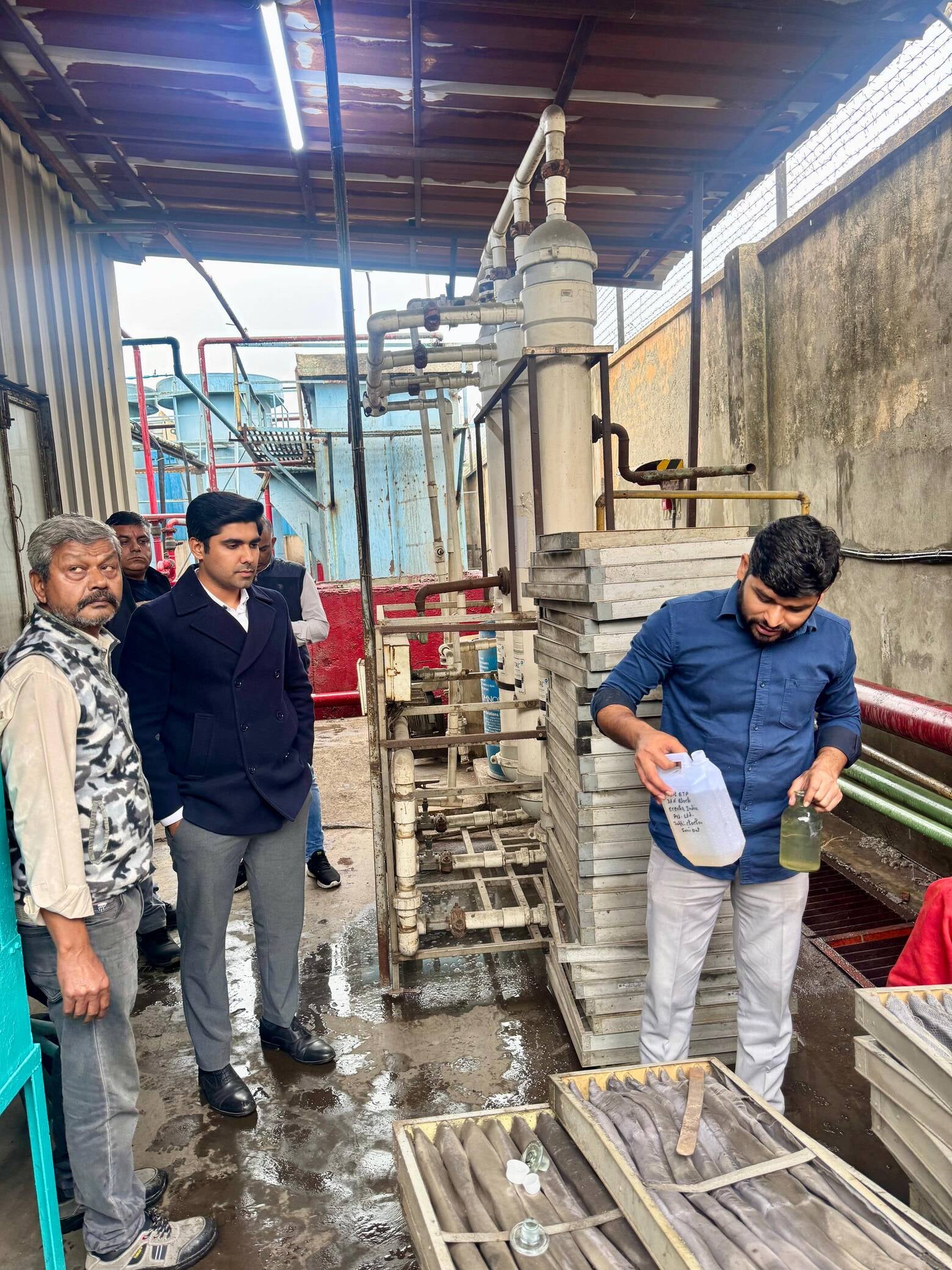 औद्योगिक इकाइयों में पानी की जांच करती प्रशासन की टीम। स्रोत : प्रवक्ता