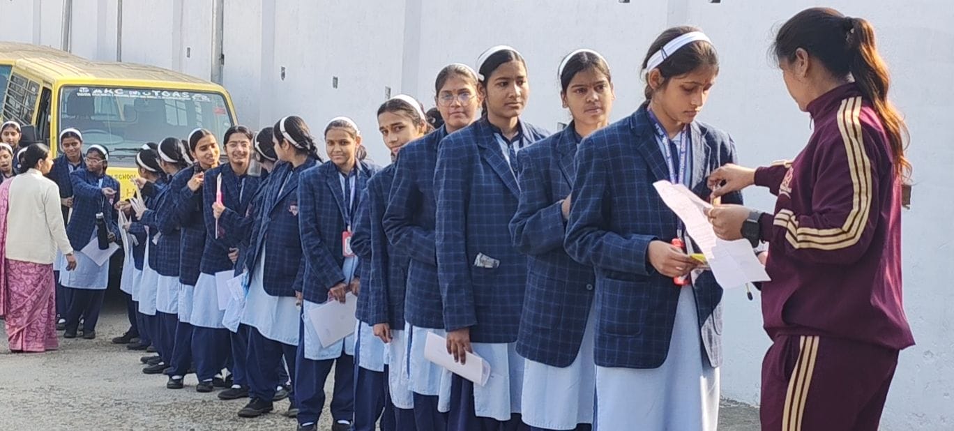 परीक्षा देकर बाहर आती छात्राएं आपस में प्रश्नों को लेकर आपस में बात करती हुए। संवाद