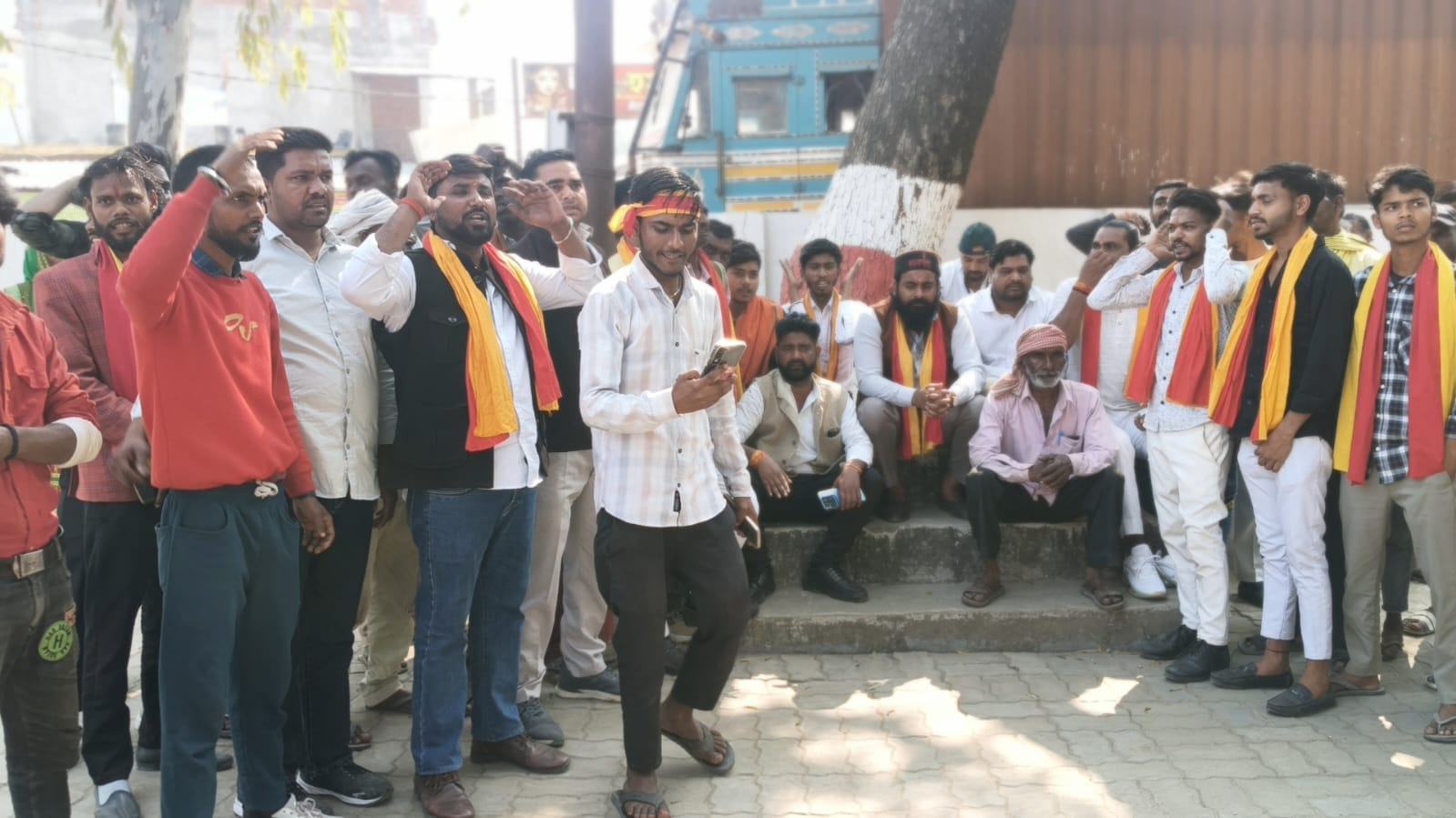 प्रदर्शन करते लाखनपासी आर्मी के कार्यकर्ता। प्रदर्शन करते लाखनपासी आर्मी के कार्यकर्ता।