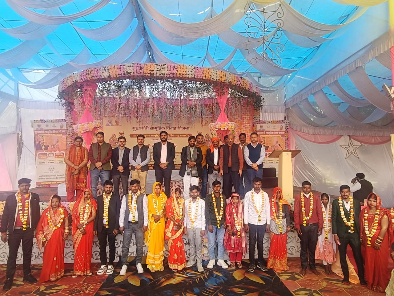 पूर्व केंद्रीय मंत्री कौशल किशोर ने वर-वधू को दिया आशीर्वाद। पूर्व केंद्रीय मंत्री कौशल किशोर ने वर-वधू को दिया आशीर्वाद।