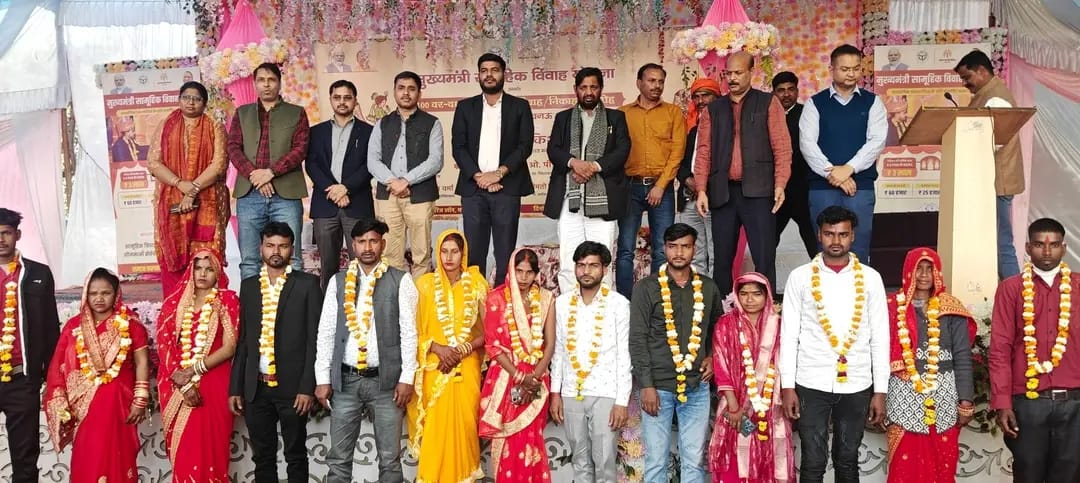 पूर्व केंद्रीय मंत्री कौशल किशोर ने वर-वधू को दिया आशीर्वाद। पूर्व केंद्रीय मंत्री कौशल किशोर ने वर-वधू को दिया आशीर्वाद।