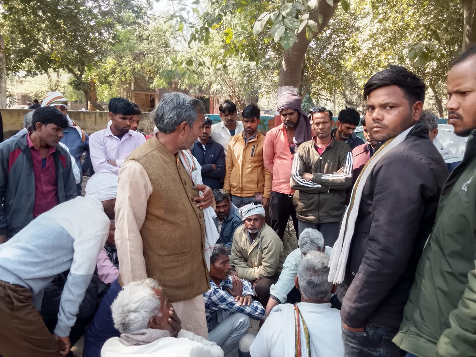 पोस्टमार्टम हाउस पर पहुंचे ग्रामीण