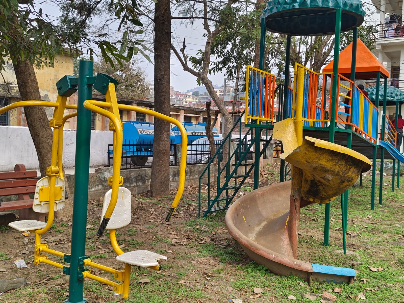 रौड़ा सेक्टर के बाबा बंगाली पार्क में टूटे झूलों पर किया रंग-रोगन। संवाद