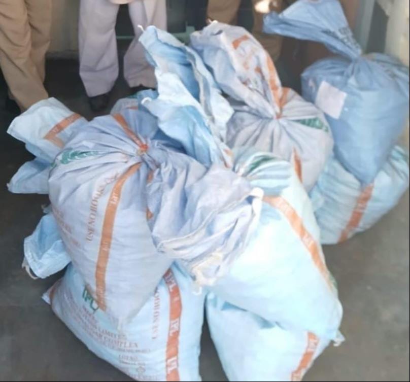 थानाभवन में पटाखों के साथ पकड़ा गया आरोपी। स्रोत पुलिस विभाग थानाभवन में पटाखों के साथ पकड़ा गया आरोपी। स्रोत पुलिस विभाग