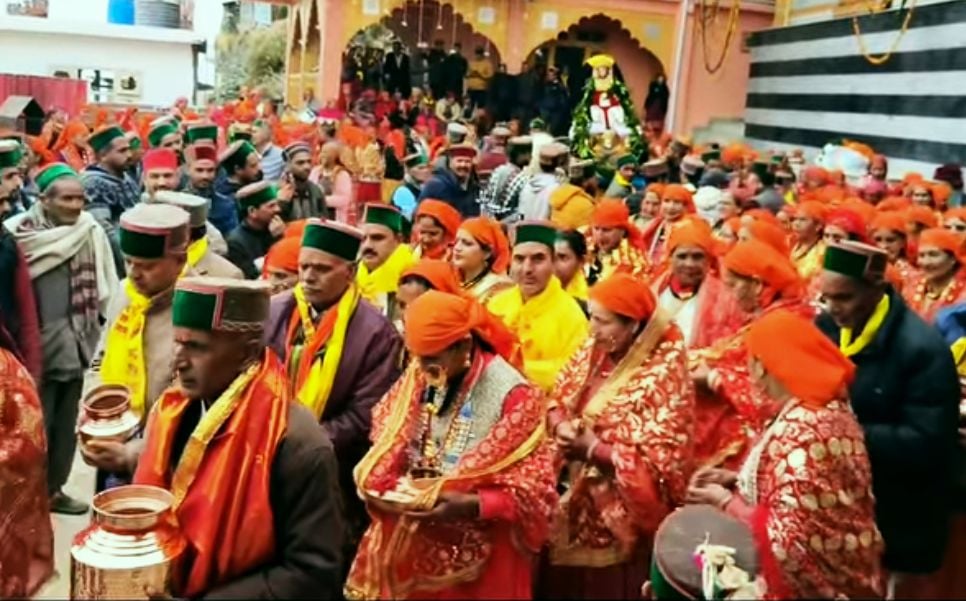 ध्वालसा और पौ गांव के बीच में स्थिता बावड़ी से प्राण प्रतिष्ठ कार्यक्रम के लिए पहुंचाया पानी। स