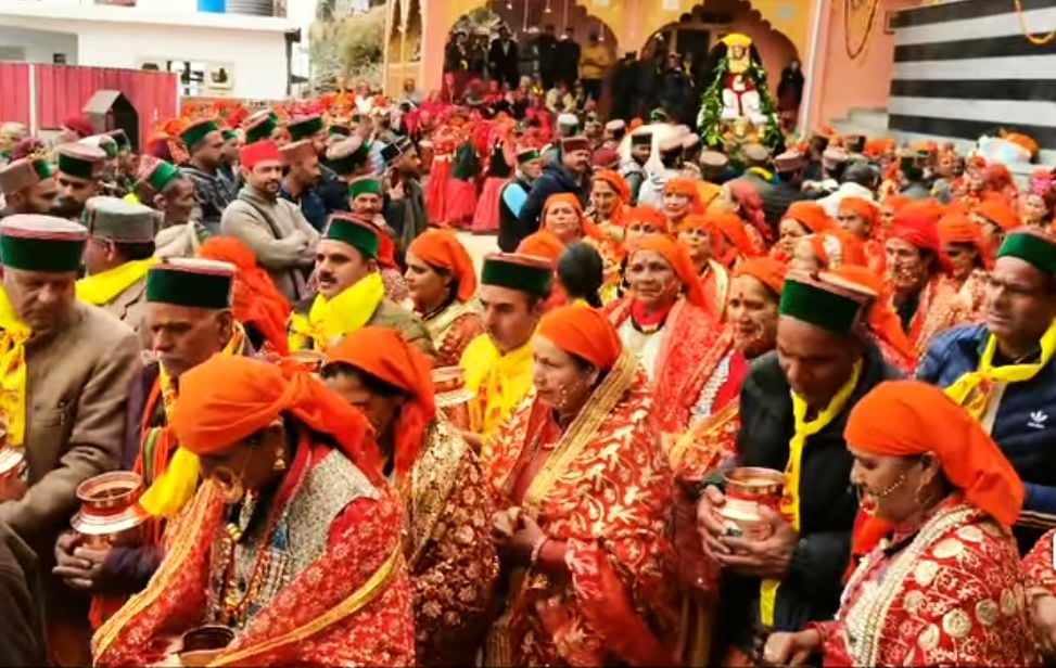 ध्वालसा और पौ गांव के बीच में स्थिता बावड़ी से प्राण प्रतिष्ठ कार्यक्रम के लिए पहुंचाया पानी। स