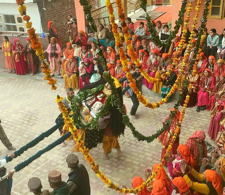 ध्वालसा और पौ गांव के बीच में स्थिता बावड़ी से प्राण प्रतिष्ठ कार्यक्रम के लिए पहुंचाया पानी। स