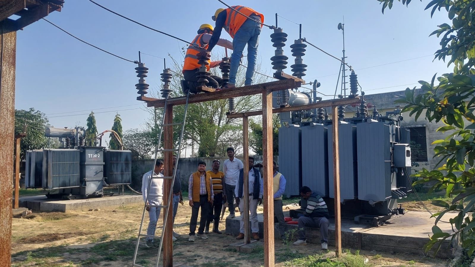 उघैती उपकेंद्र पर कार्य करते हुए कर्मचारी। स्त्रोत विद्युत निगम