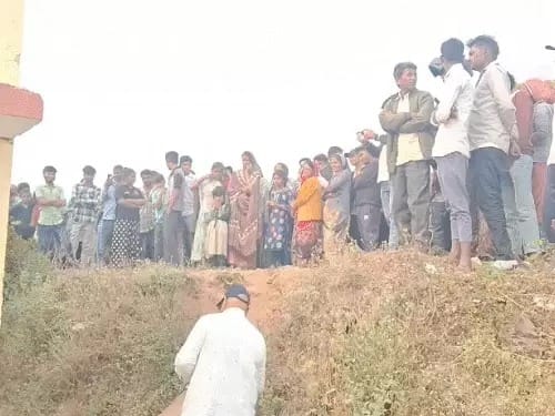 युवक - युवती के शव मिलने के बाद स्कूल परिसर में एकत्र ग्रामीणों की भीड़।