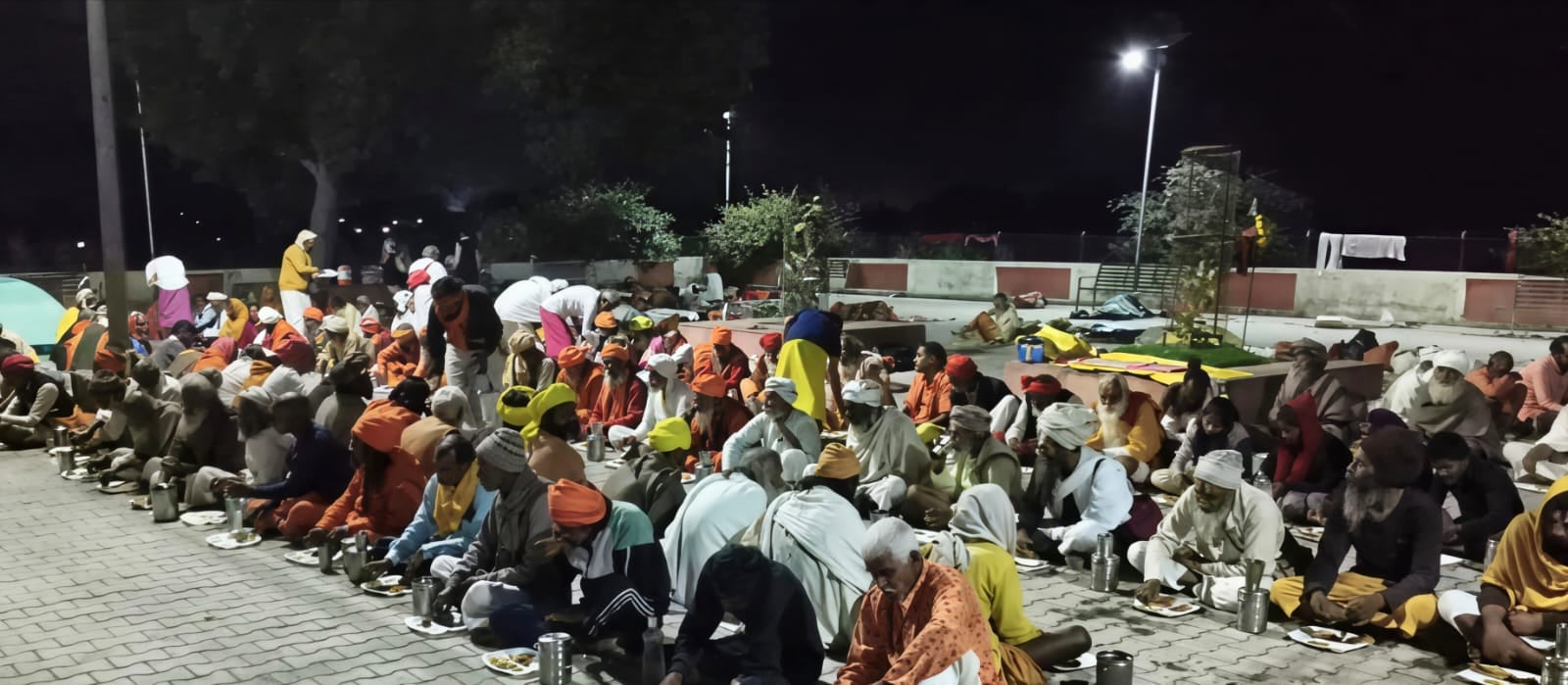 18 सीकेटीपी-14-भरकूप में रात्रि विश्राम के दौरान भोजन करते साधु संत। संवाद 18 सीकेटीपी-14-भरकूप में रात्रि विश्राम के दौरान भोजन करते साधु संत। संवाद