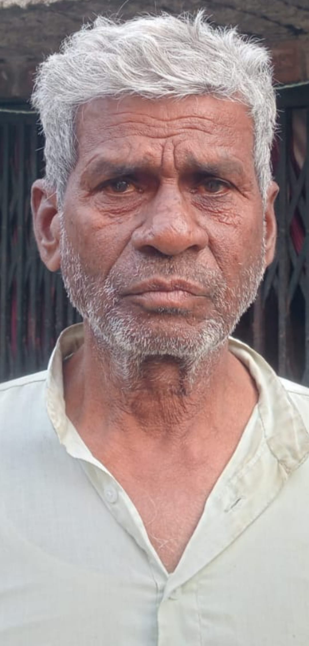 बच्चे को लेकर खड़ी मृतक विनय की पत्नी बबली। स्रोत -सोशल मीडिया बच्चे को लेकर खड़ी मृतक विनय की पत्नी बबली। स्रोत -सोशल मीडिया