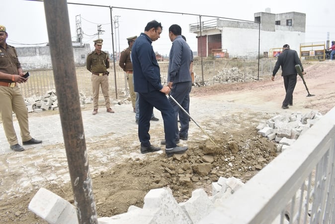 बेगमपुल मेट्रो स्टेशन पर अधूरे कार्य को पूरा करते मजदूर। ............. संवाद........ कादिर