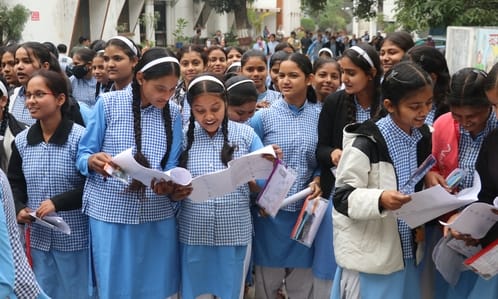 बिजनौर में केपीएस इंटर कॉलेज में यूपी बोर्ड की परीक्षा के लिए छात्राओं की तलाशी लेती शिक्षिका