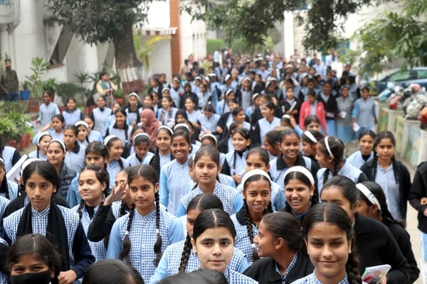 बिजनौर में केपीएस इंटर कॉलेज में यूपी बोर्ड की परीक्षा के लिए छात्राओं की तलाशी लेती शिक्षिका