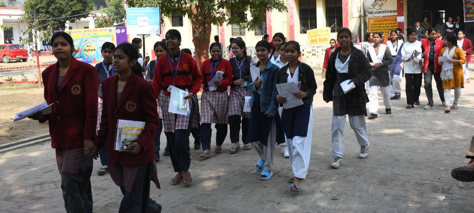 बोर्ड एग्जाम के बाद परीक्षार्थी। बोर्ड एग्जाम के बाद परीक्षार्थी।