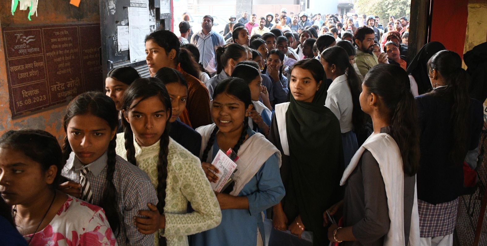 बोर्ड एग्जाम के बाद परीक्षार्थी। बोर्ड एग्जाम के बाद परीक्षार्थी।