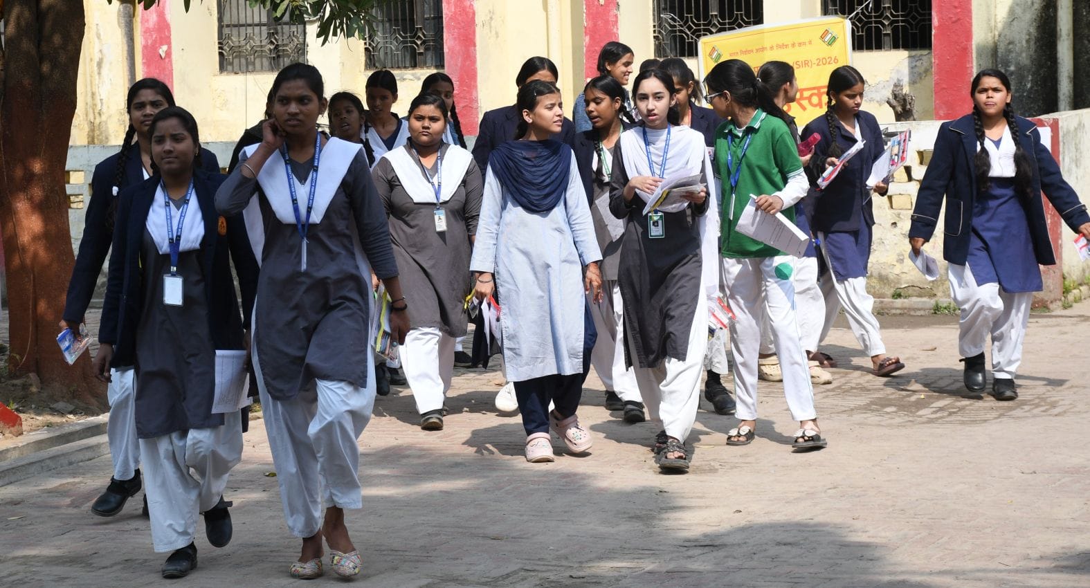 बोर्ड एग्जाम के बाद परीक्षार्थी। बोर्ड एग्जाम के बाद परीक्षार्थी।