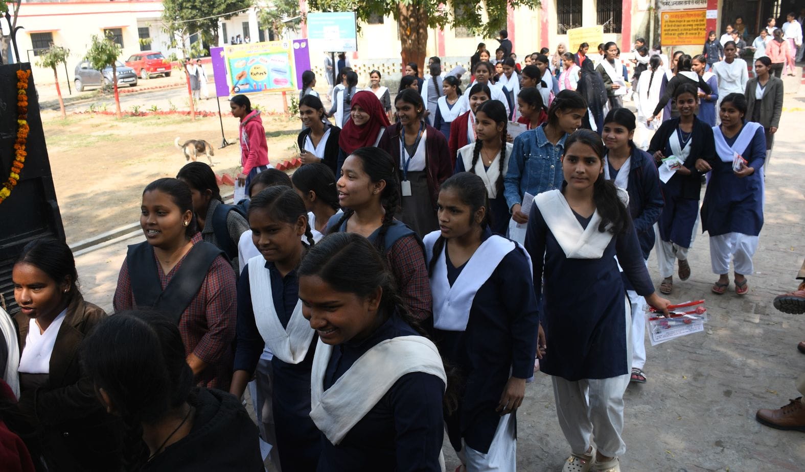 बोर्ड एग्जाम के बाद परीक्षार्थी। बोर्ड एग्जाम के बाद परीक्षार्थी।