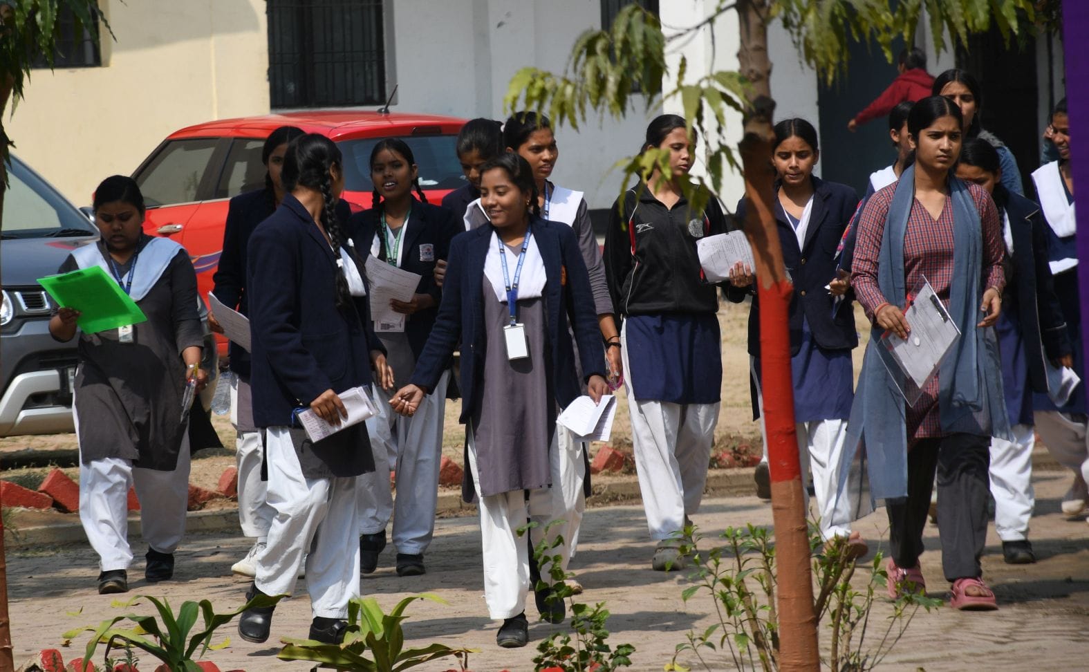 बोर्ड एग्जाम के बाद परीक्षार्थी। बोर्ड एग्जाम के बाद परीक्षार्थी।