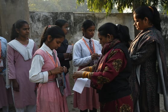 बोर्ड एग्जाम के बाद परीक्षार्थी। बोर्ड एग्जाम के बाद परीक्षार्थी।