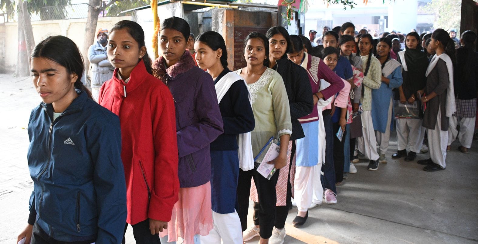बोर्ड एग्जाम के बाद परीक्षार्थी। बोर्ड एग्जाम के बाद परीक्षार्थी।