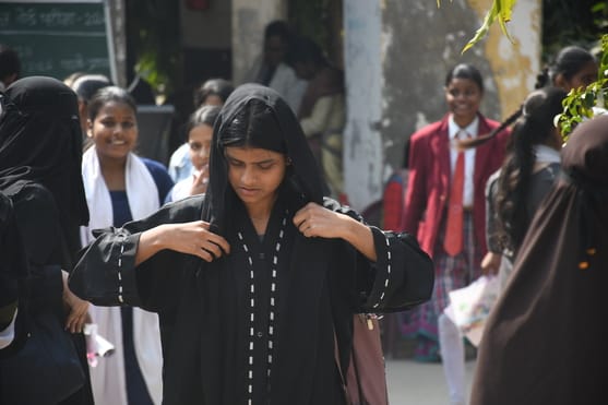 बोर्ड एग्जाम के बाद परीक्षार्थी। बोर्ड एग्जाम के बाद परीक्षार्थी।