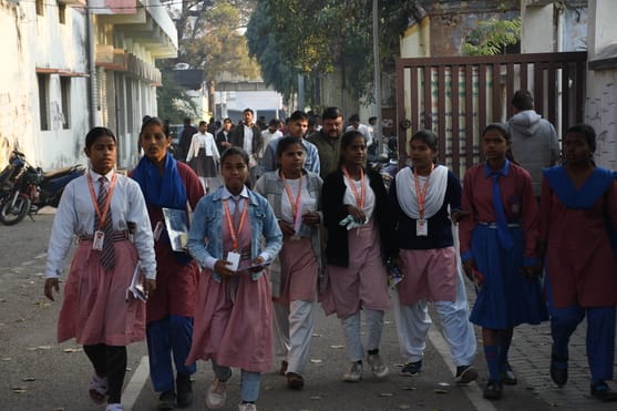 बोर्ड एग्जाम के बाद परीक्षार्थी। बोर्ड एग्जाम के बाद परीक्षार्थी।