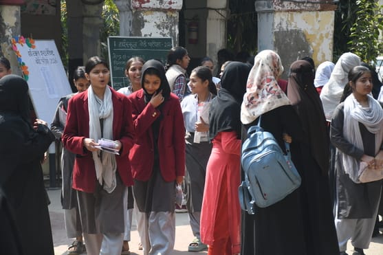 बोर्ड एग्जाम के बाद परीक्षार्थी। बोर्ड एग्जाम के बाद परीक्षार्थी।