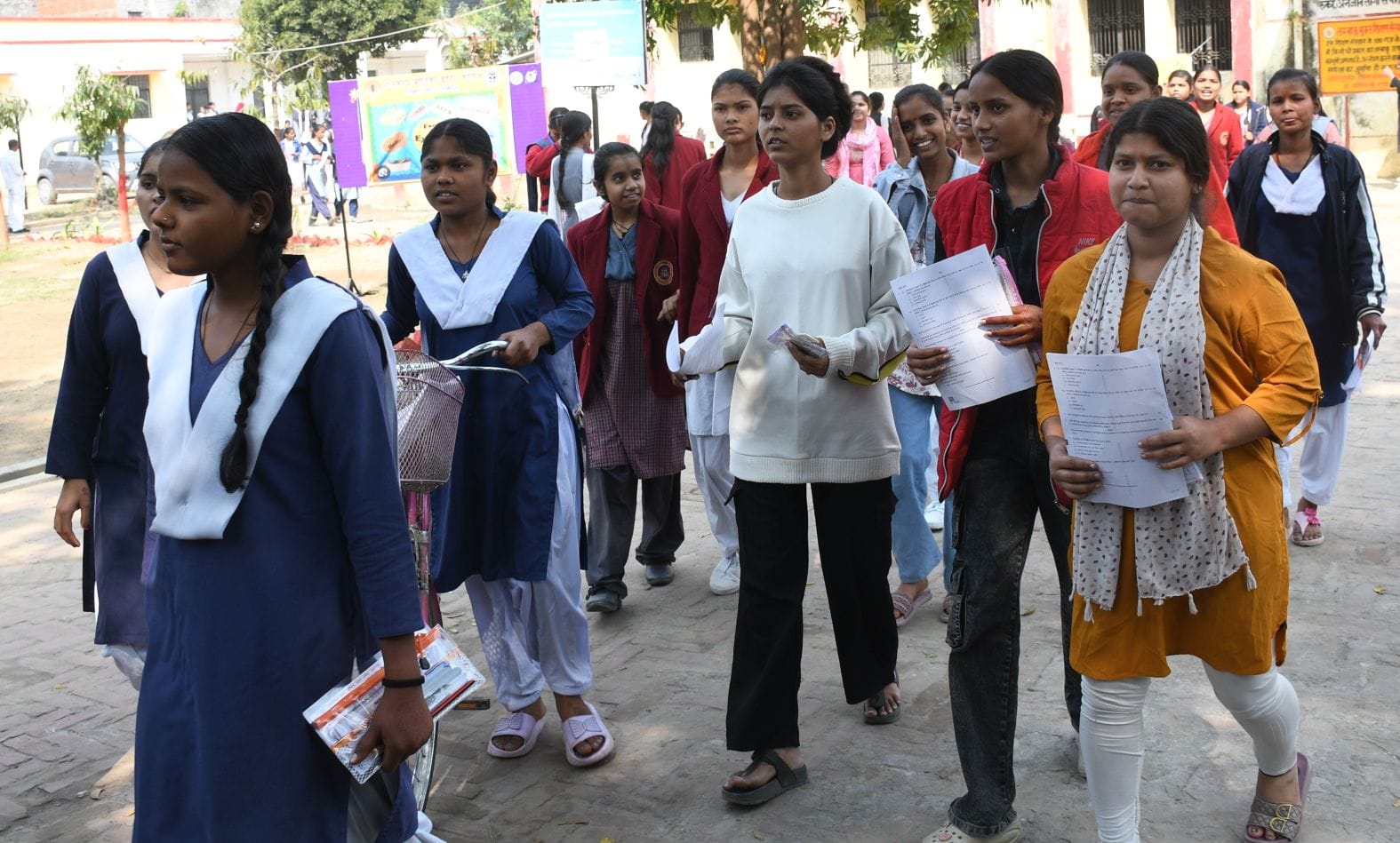 बोर्ड एग्जाम के बाद परीक्षार्थी। बोर्ड एग्जाम के बाद परीक्षार्थी।