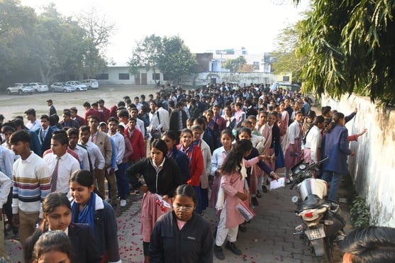 बोर्ड एग्जाम के बाद परीक्षार्थी। बोर्ड एग्जाम के बाद परीक्षार्थी।