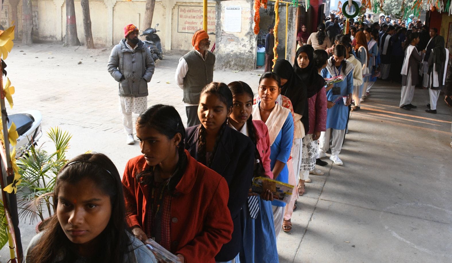 बोर्ड एग्जाम के बाद परीक्षार्थी। बोर्ड एग्जाम के बाद परीक्षार्थी।