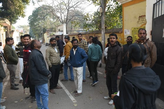 बोर्ड एग्जाम के बाद परीक्षार्थी। बोर्ड एग्जाम के बाद परीक्षार्थी।