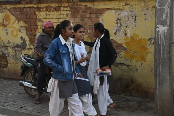 बोर्ड एग्जाम के बाद परीक्षार्थी। बोर्ड एग्जाम के बाद परीक्षार्थी।