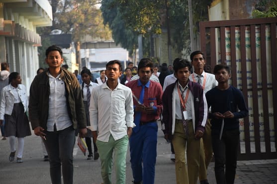 बोर्ड एग्जाम के बाद परीक्षार्थी। बोर्ड एग्जाम के बाद परीक्षार्थी।