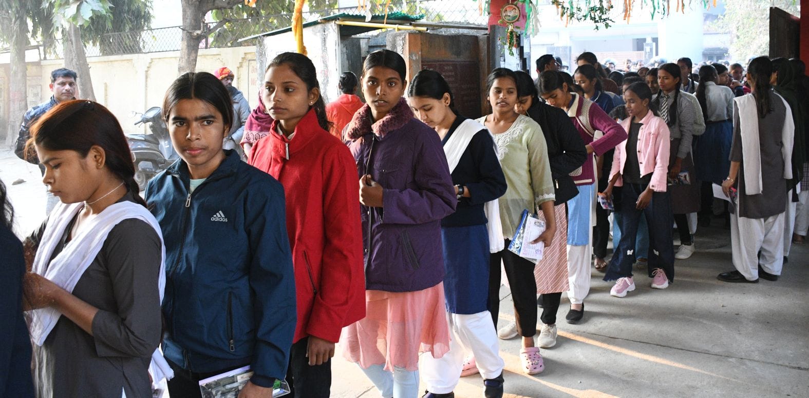 बोर्ड एग्जाम के बाद परीक्षार्थी। बोर्ड एग्जाम के बाद परीक्षार्थी।