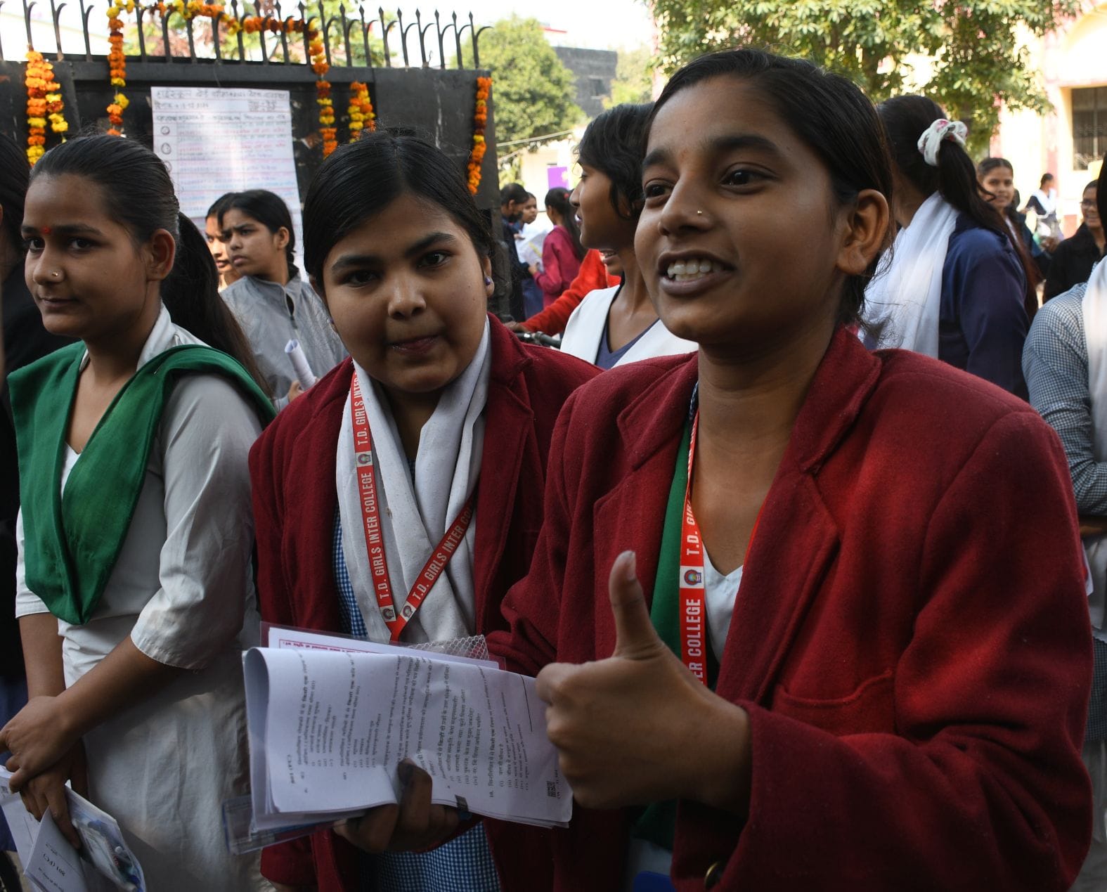 बोर्ड एग्जाम के बाद परीक्षार्थी। बोर्ड एग्जाम के बाद परीक्षार्थी।