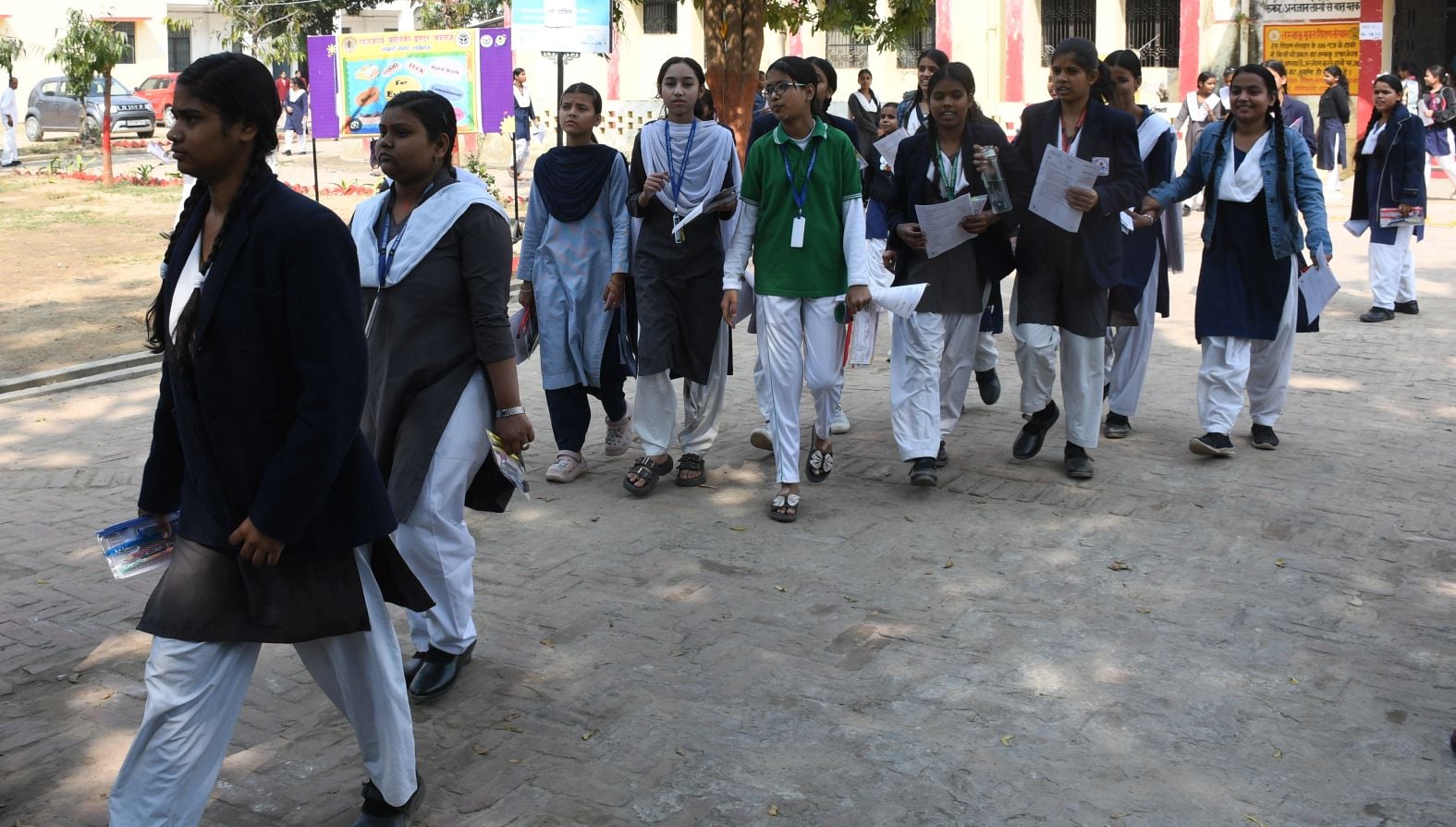 बोर्ड एग्जाम के बाद परीक्षार्थी। बोर्ड एग्जाम के बाद परीक्षार्थी।
