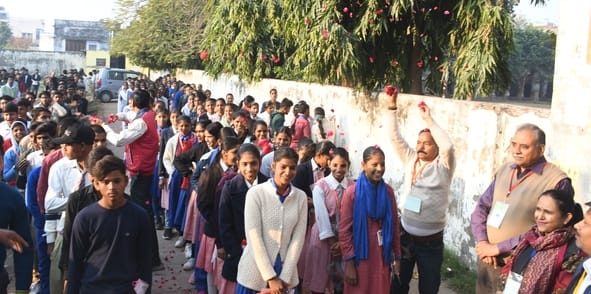 बोर्ड एग्जाम के बाद परीक्षार्थी। बोर्ड एग्जाम के बाद परीक्षार्थी।