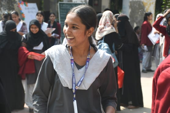 बोर्ड एग्जाम के बाद परीक्षार्थी। बोर्ड एग्जाम के बाद परीक्षार्थी।