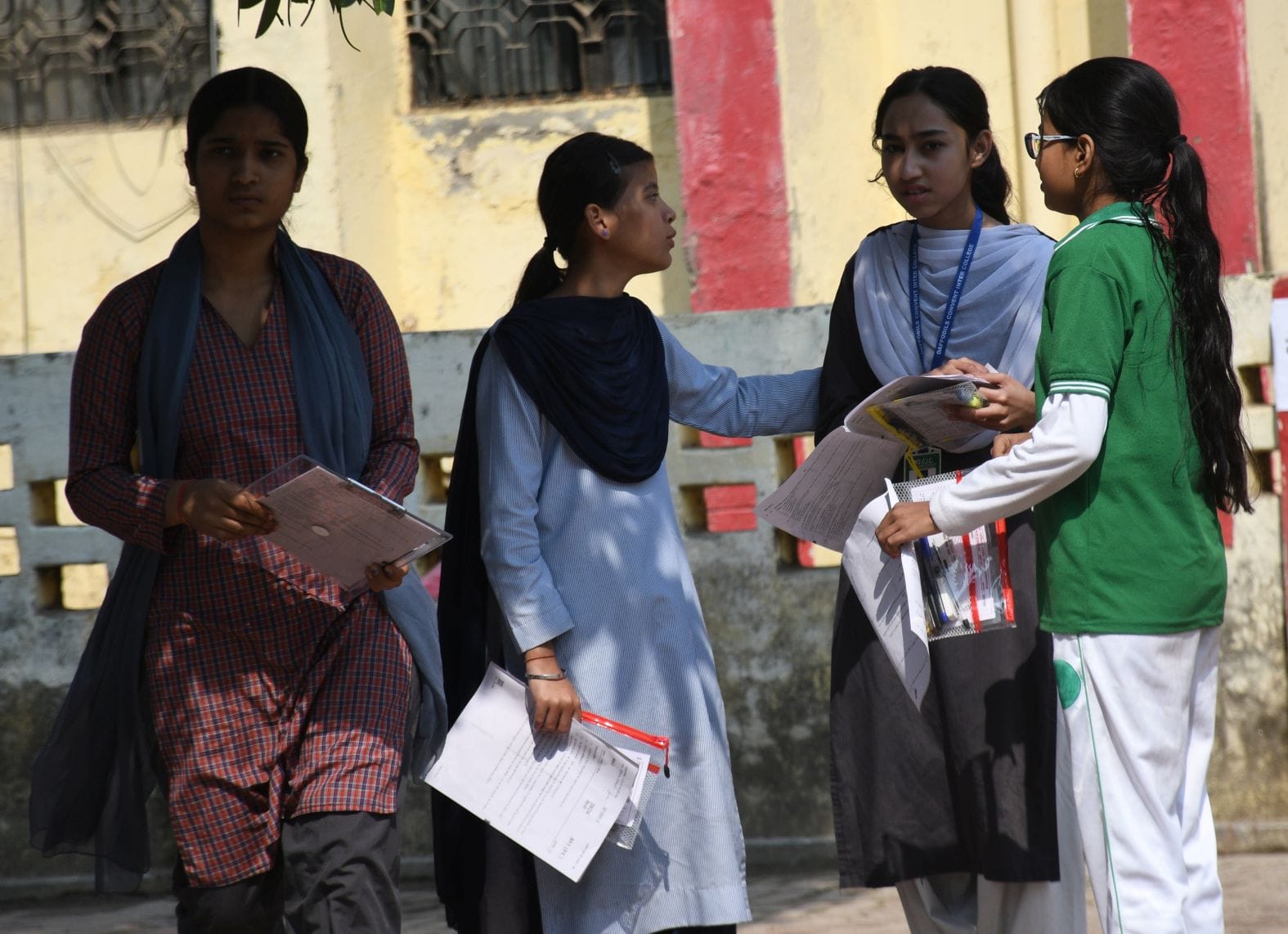 बोर्ड एग्जाम के बाद परीक्षार्थी। बोर्ड एग्जाम के बाद परीक्षार्थी।